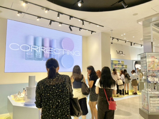 지난달 21일 일본 뷰티숍 '앳코스메 도쿄'에서 열린 VDL 팝업행사에서 고객들이 제품을 살펴보고 있다. LG생활건강 제공